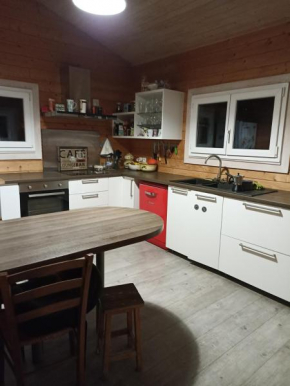 Maison en bois calme arborée